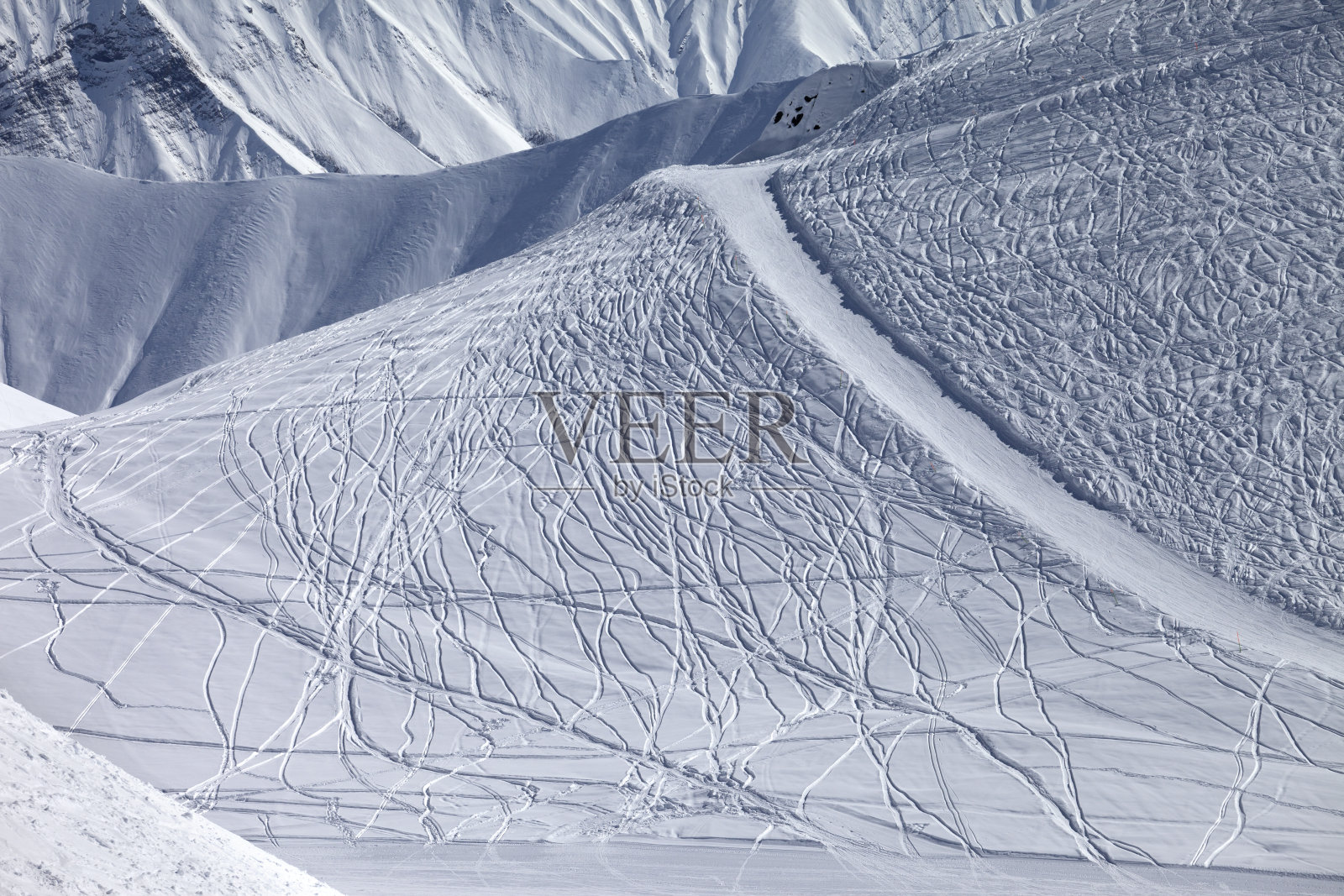 在滑雪道外和平整的斜坡上有滑雪板和滑雪板的痕迹照片摄影图片