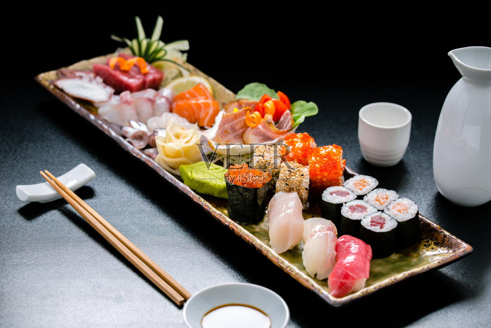 生鱼片寿司配清酒照片摄影图片