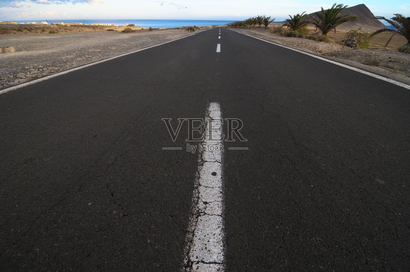 沙漠中的孤独之路照片摄影图片