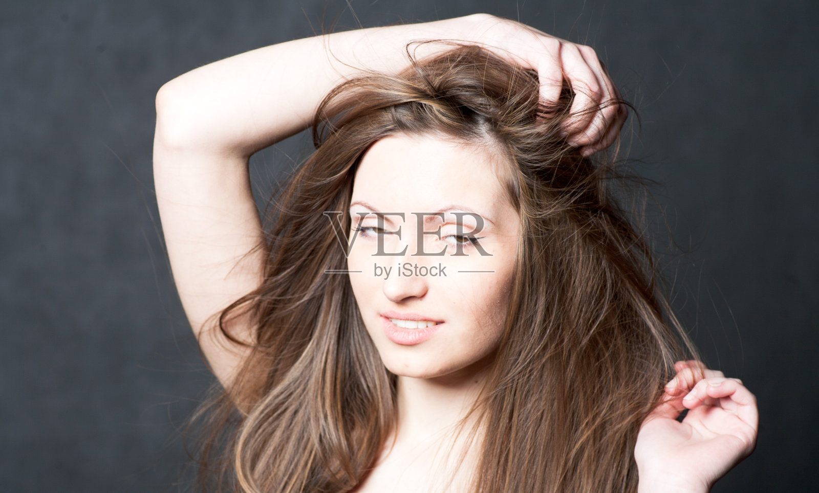 一个年轻的黑发女士的肖像照片摄影图片