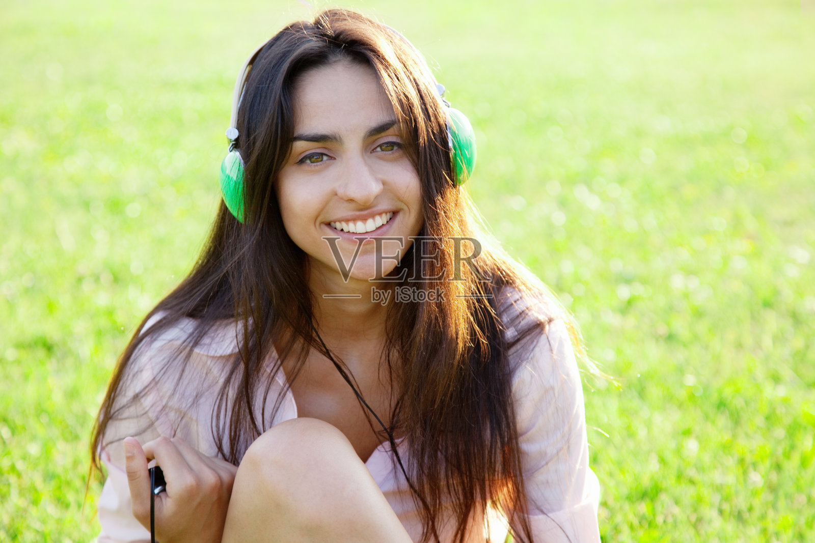 年轻美丽的女人在户外照片摄影图片