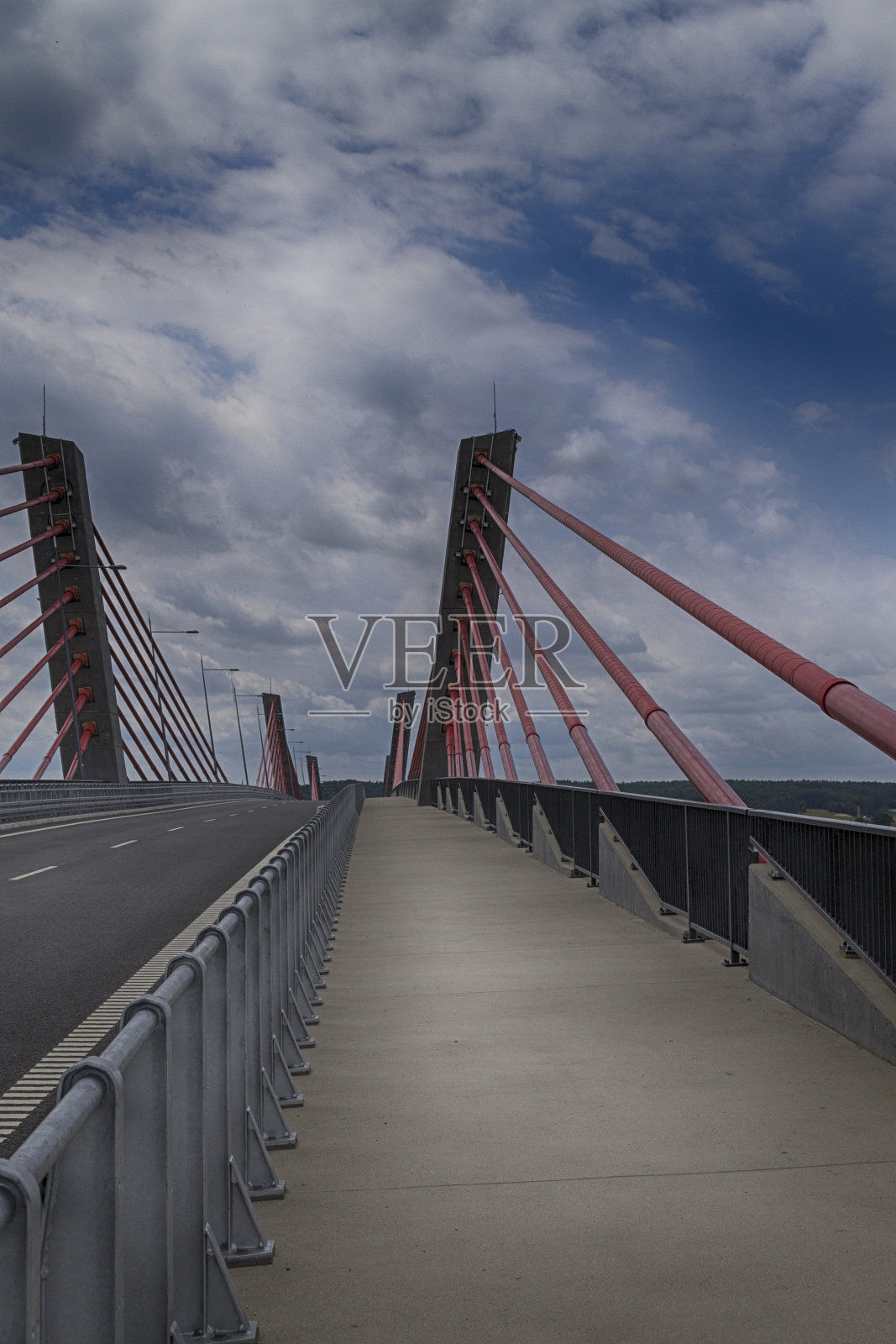 波兰Kwidzyn维斯瓦河上的斜拉桥照片摄影图片