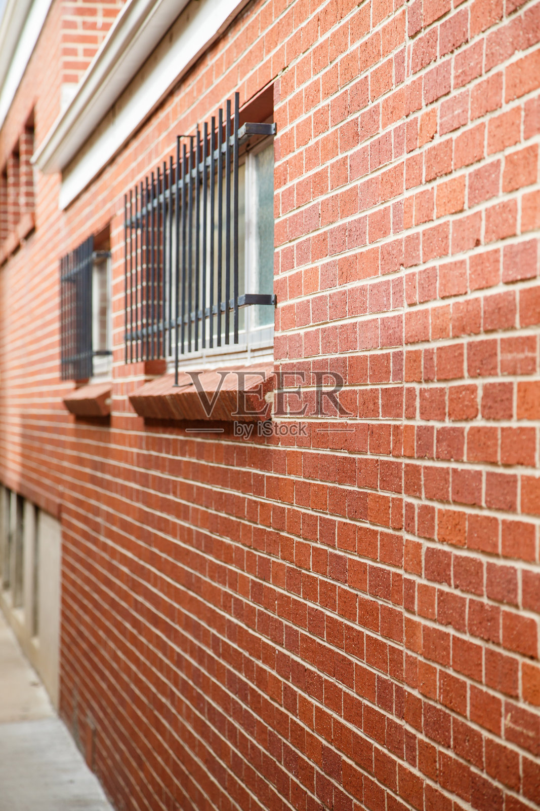 砖墙窗户上的铁条照片摄影图片