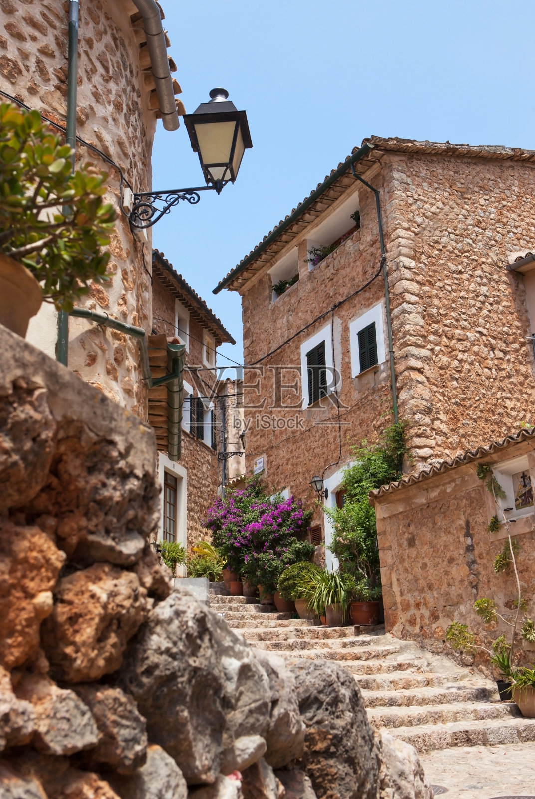 马略卡岛狭窄的街道，古老的传统房屋村庄照片摄影图片