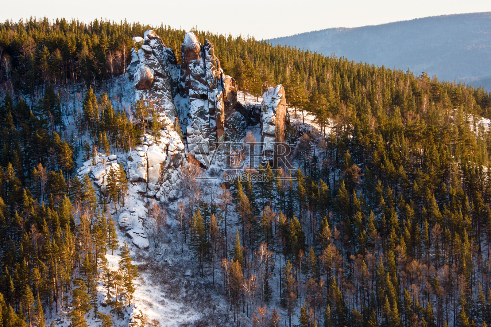 树林里白雪覆盖的岩石照片摄影图片