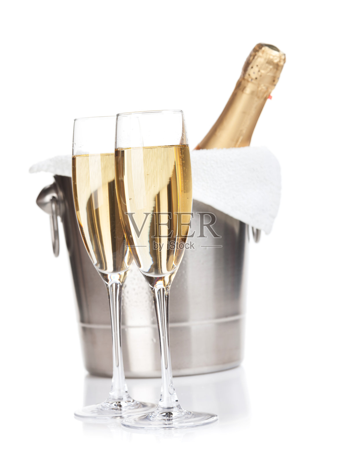 两个香槟杯和桶里的瓶子照片摄影图片