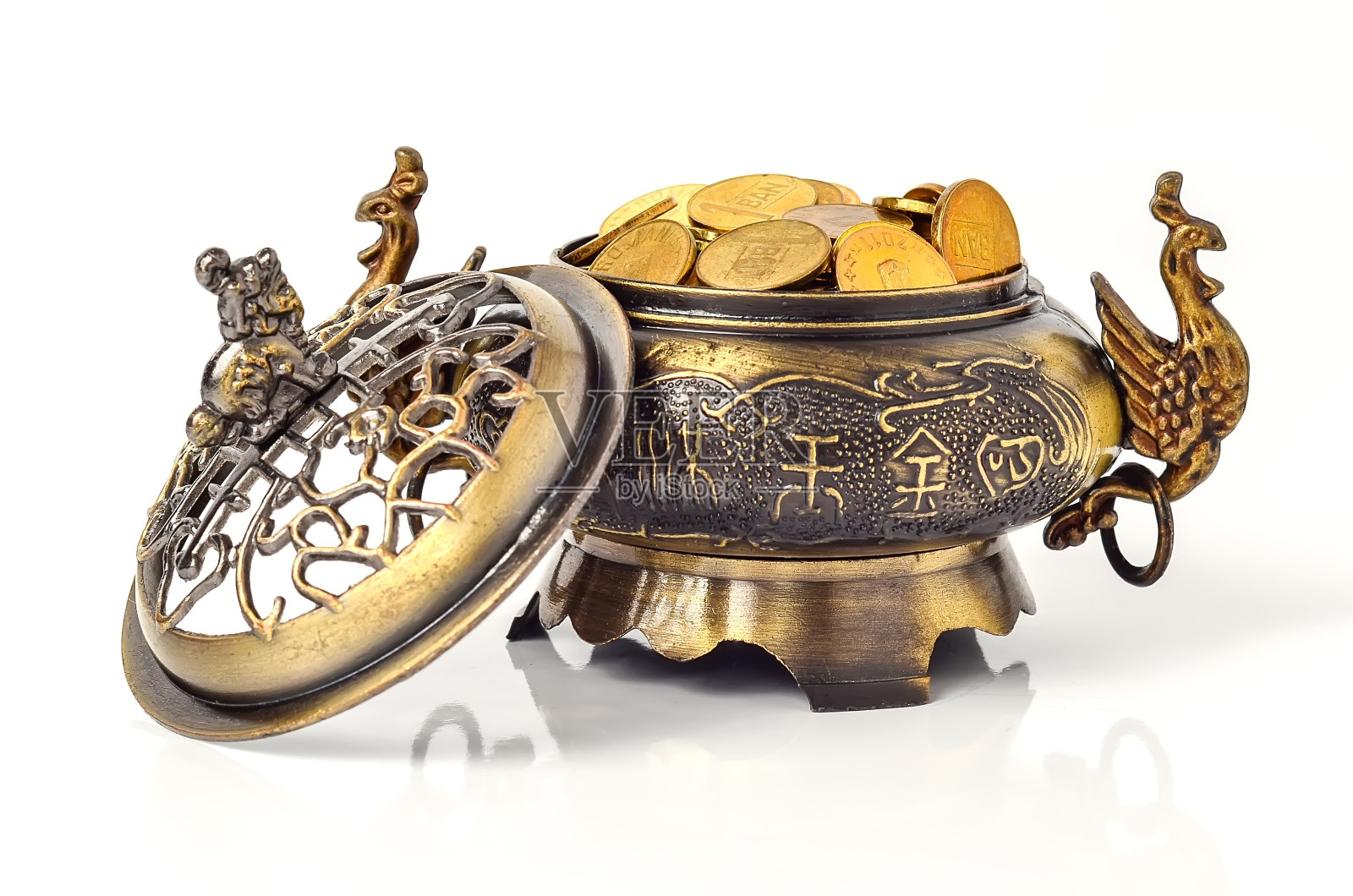 风水对象-装满硬币的金色中国箱子照片摄影图片