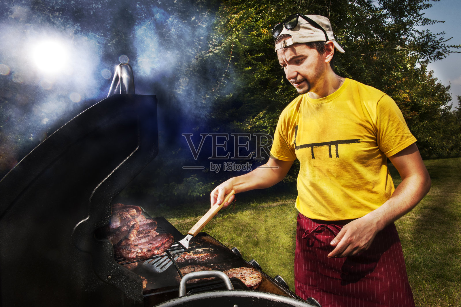 在公园烧烤照片摄影图片