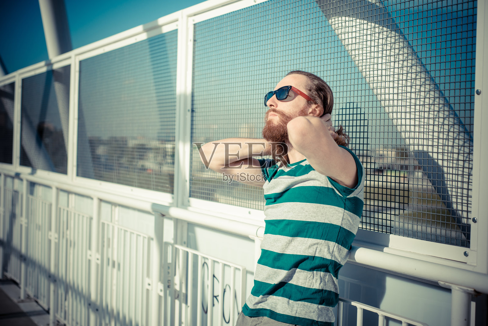 时髦的潮人模型与长红头发和胡子的生活方式照片摄影图片