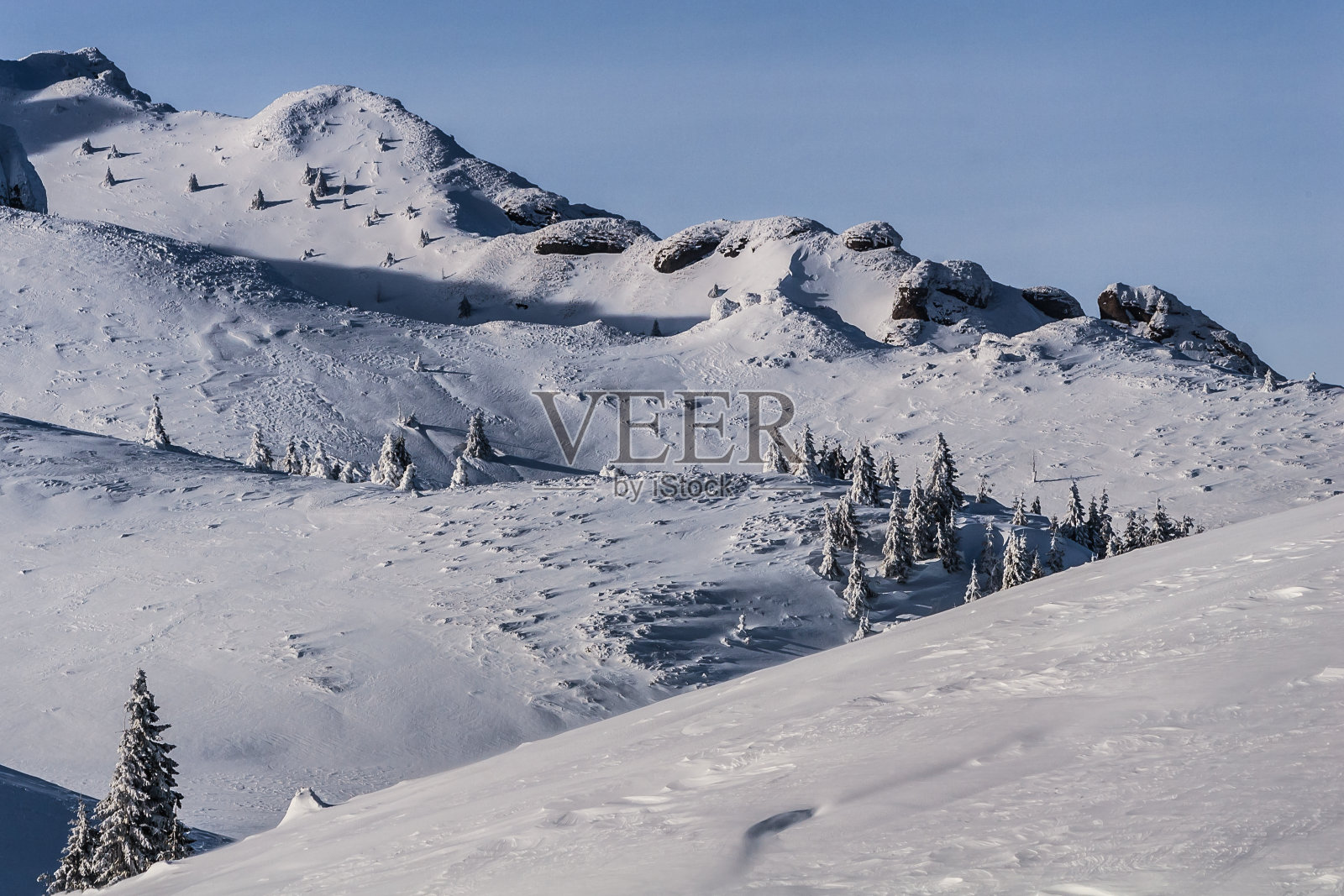 喀尔巴阡山脉的冬季景观照片摄影图片