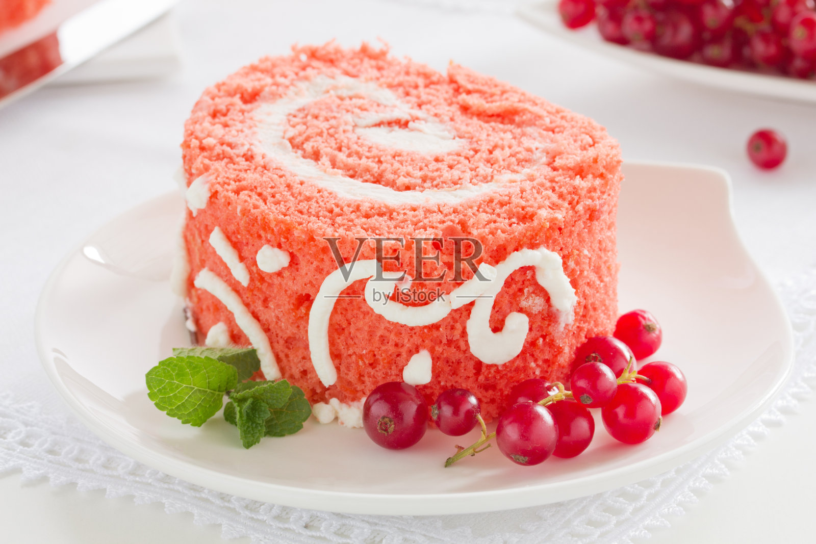 草莓红丝绒蛋糕。照片摄影图片