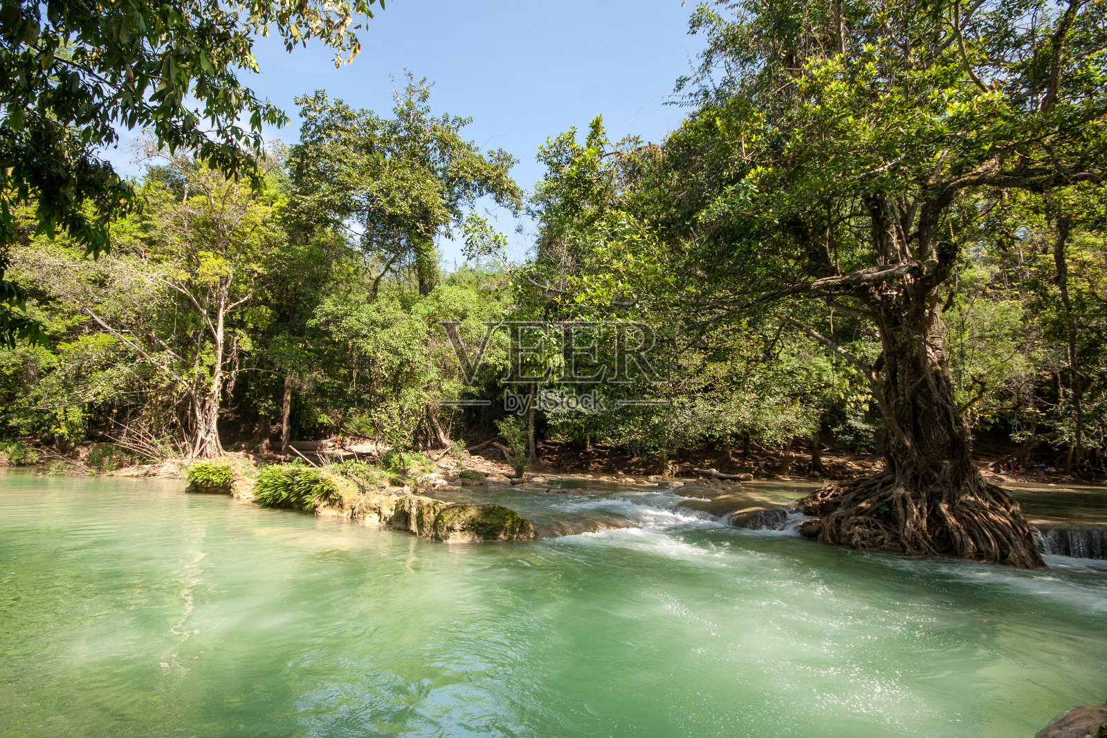水在春季下降照片摄影图片