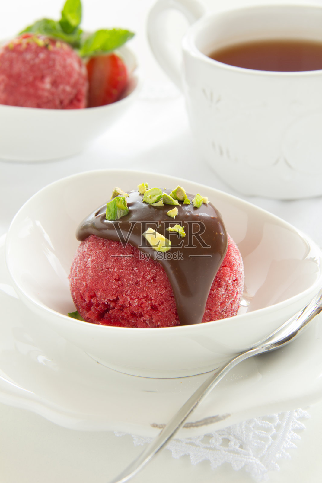 草莓冰沙配巧克力和开心果。照片摄影图片