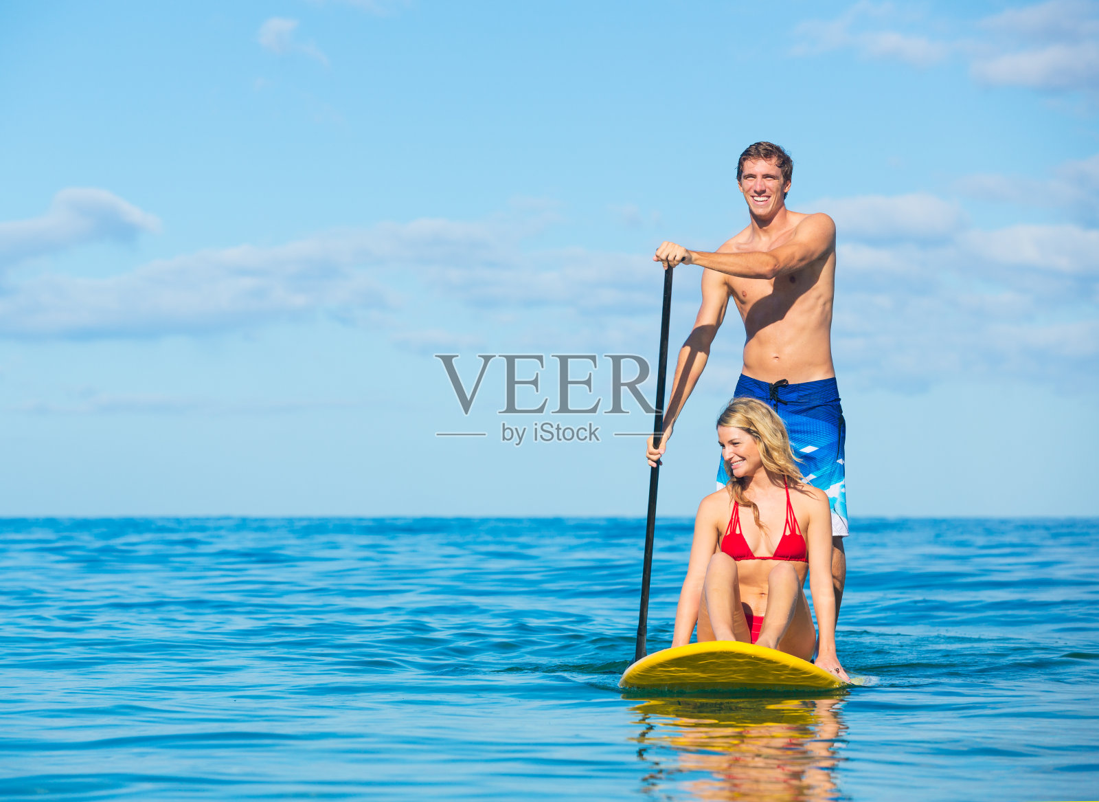 一对情侣在夏威夷做站立式划桨照片摄影图片