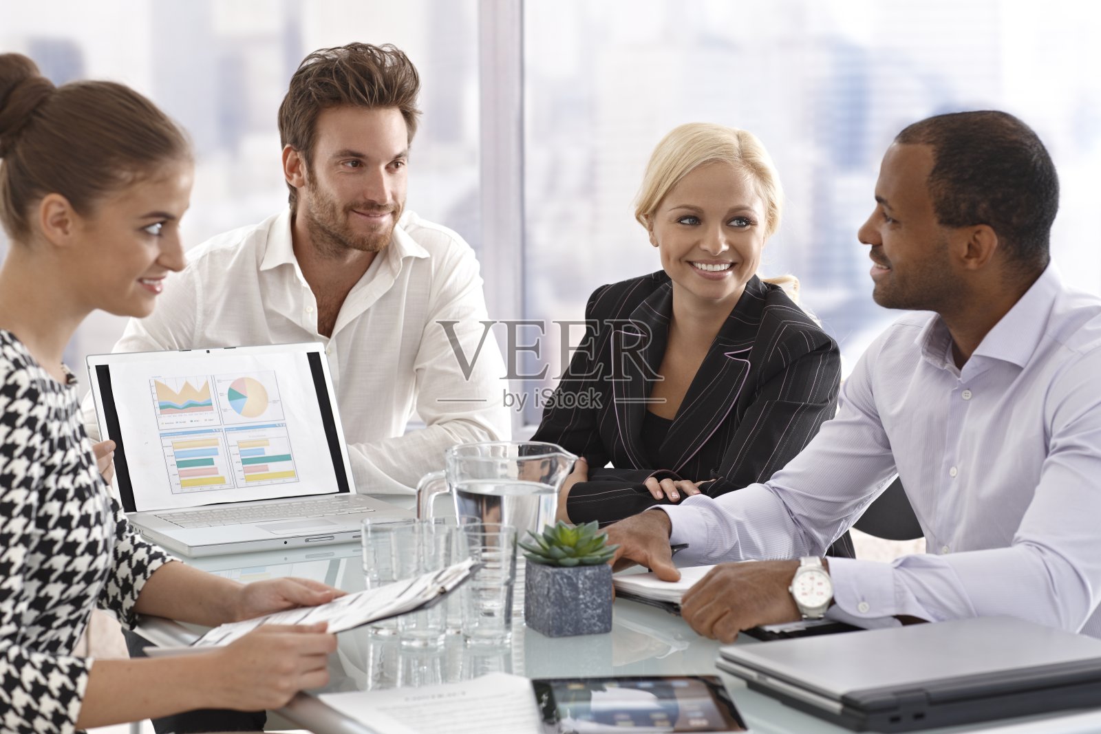 年轻的商人在开会照片摄影图片