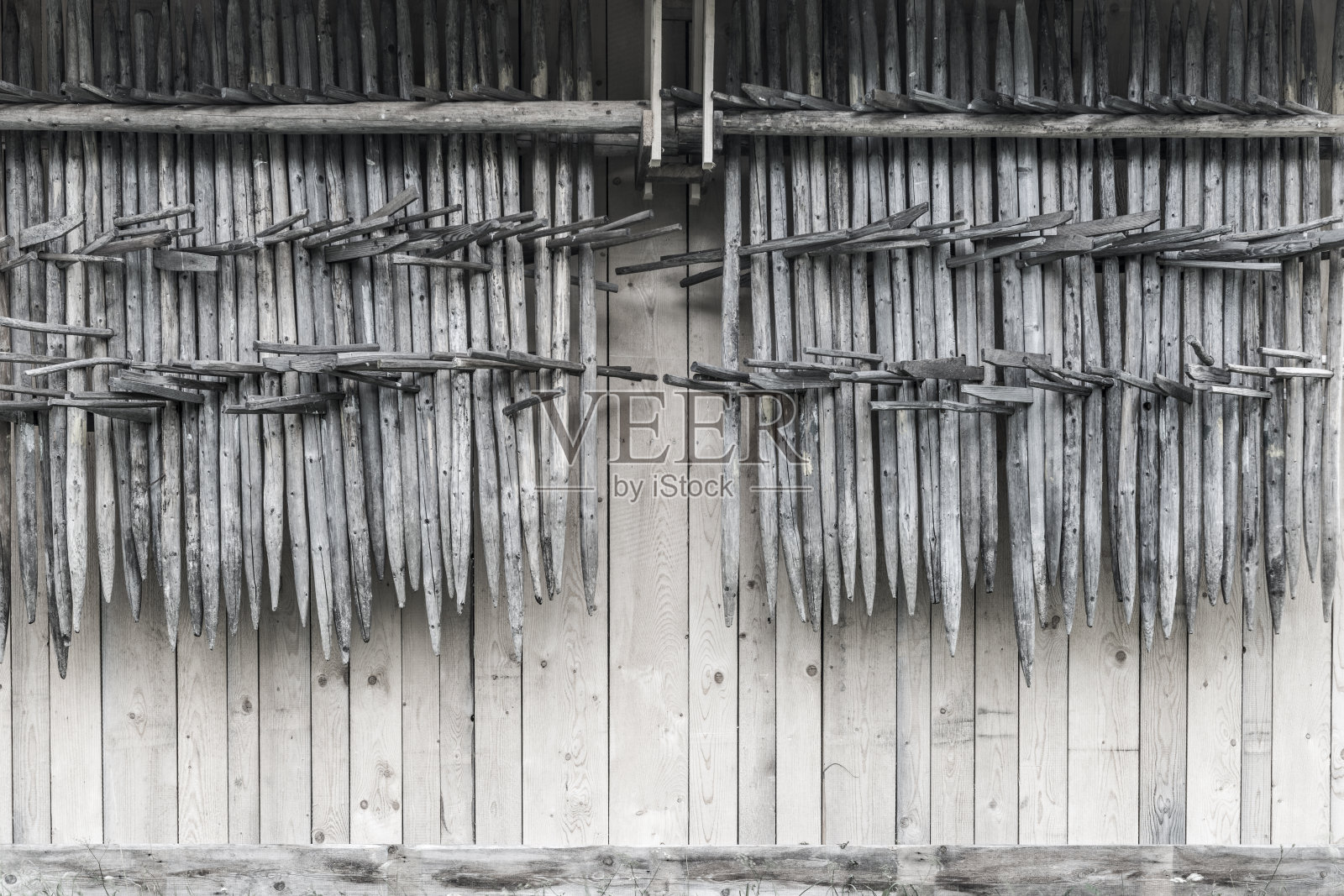 挂在小屋墙上晾晒干草的木架子照片摄影图片