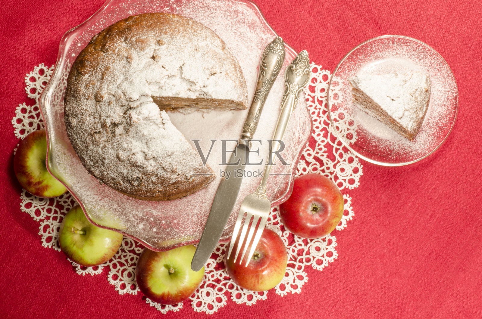 圣诞餐桌上的苹果酱葡萄干朗姆酒蛋糕照片摄影图片