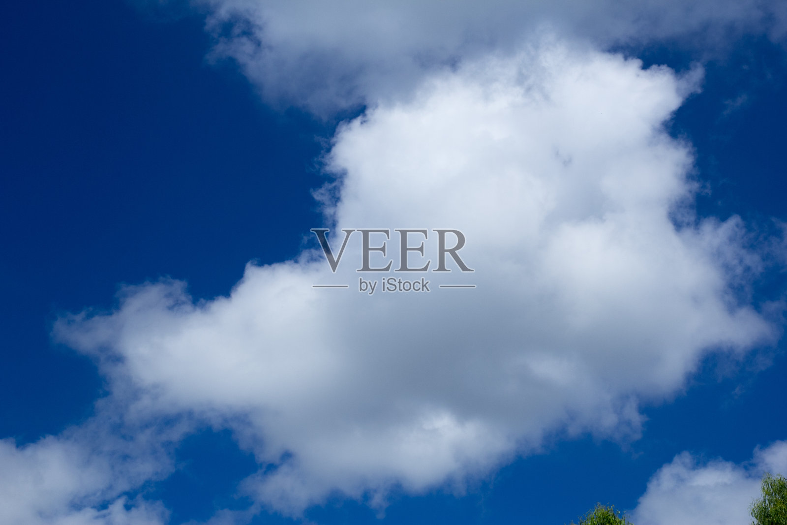 晴朗的蓝天和白云照片摄影图片