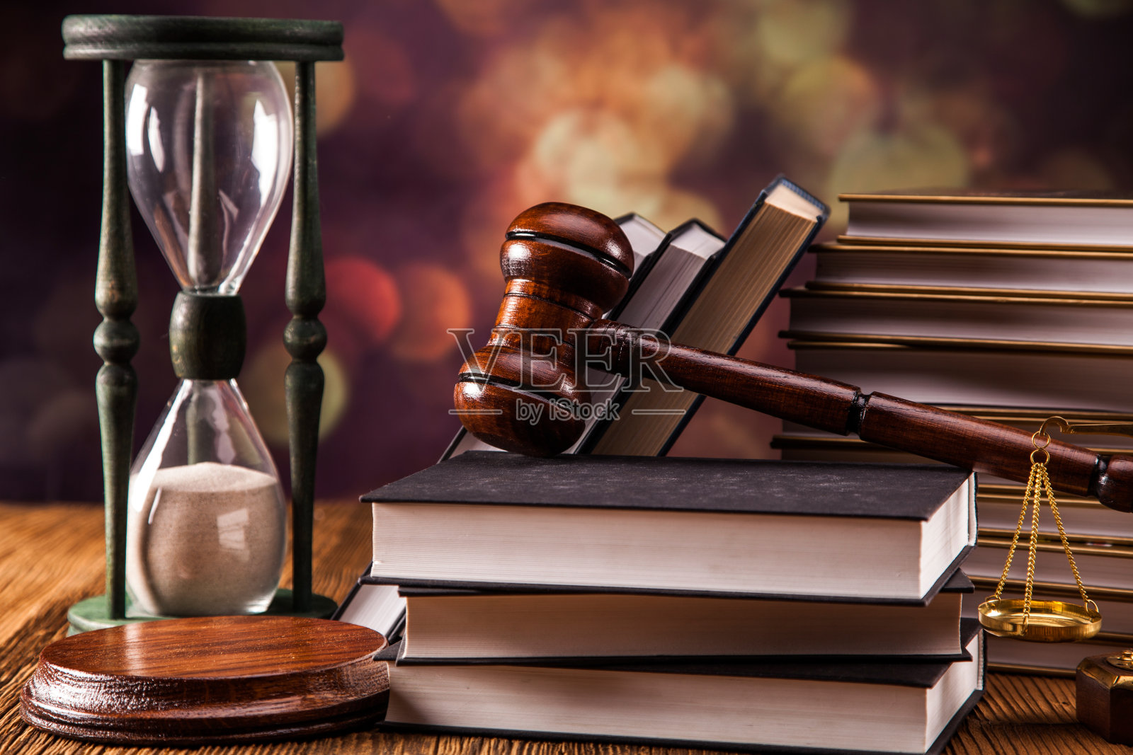 精装书、木槌与沙漏照片摄影图片