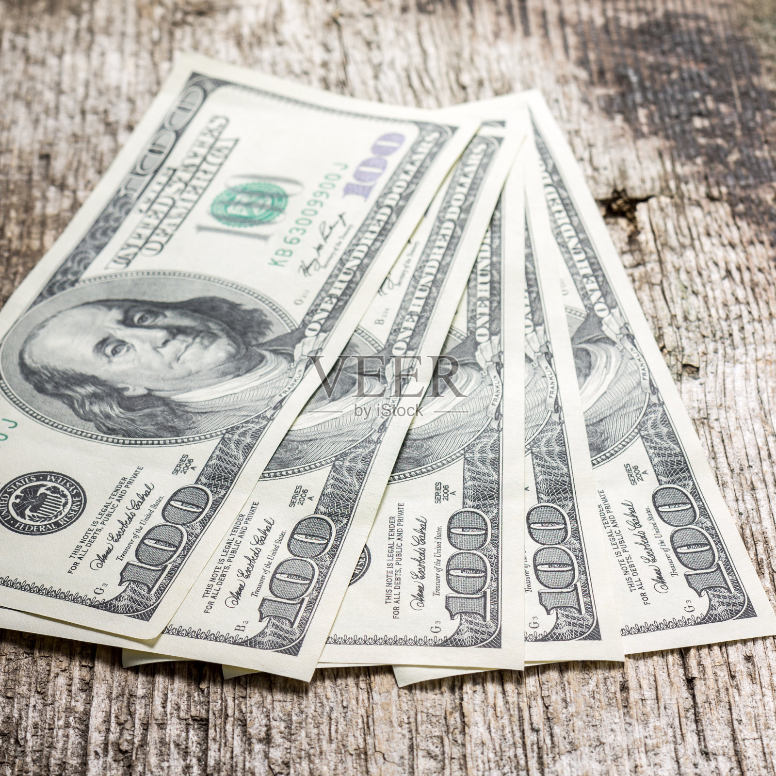 几百美元在旧木板上照片摄影图片