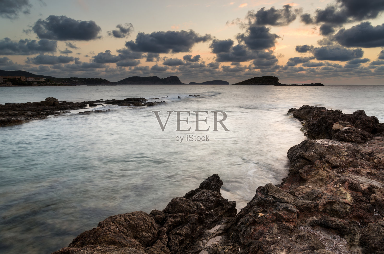 令人惊叹的风景黎明和日出与岩石海岸在地中海照片摄影图片