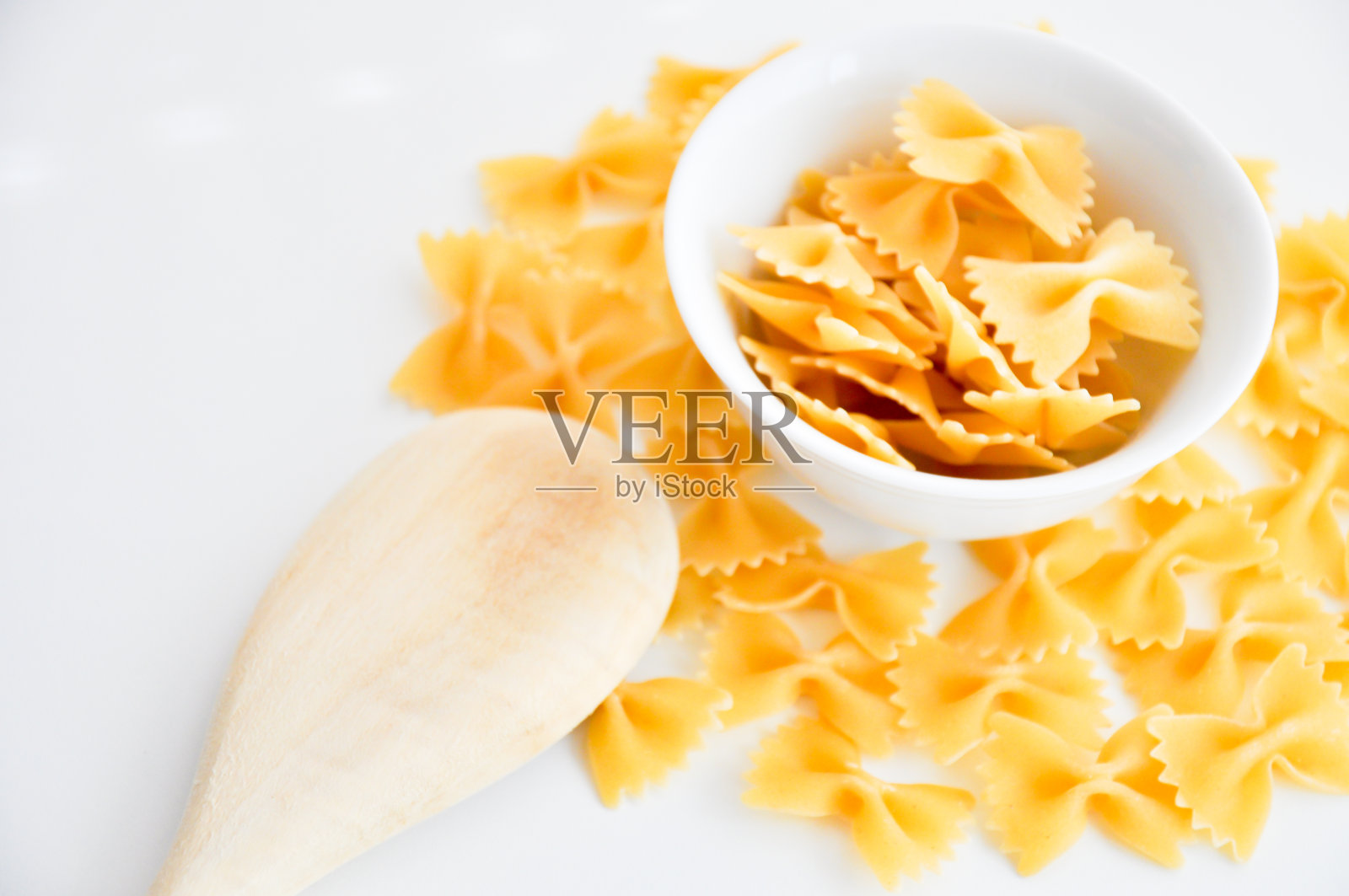 在碗里的法法尔意大利面照片摄影图片