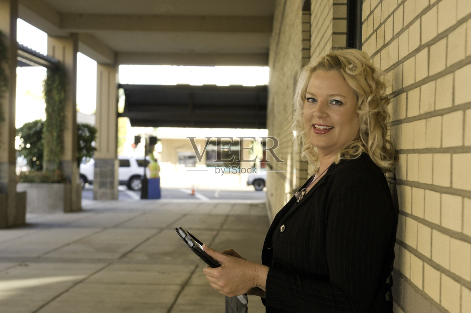 办公大楼外，女经理手拿平板电脑照片摄影图片