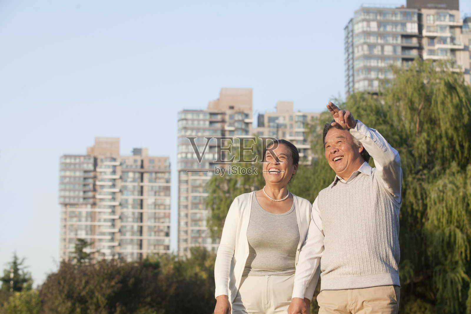 一对成熟的情侣在公园里散步照片摄影图片