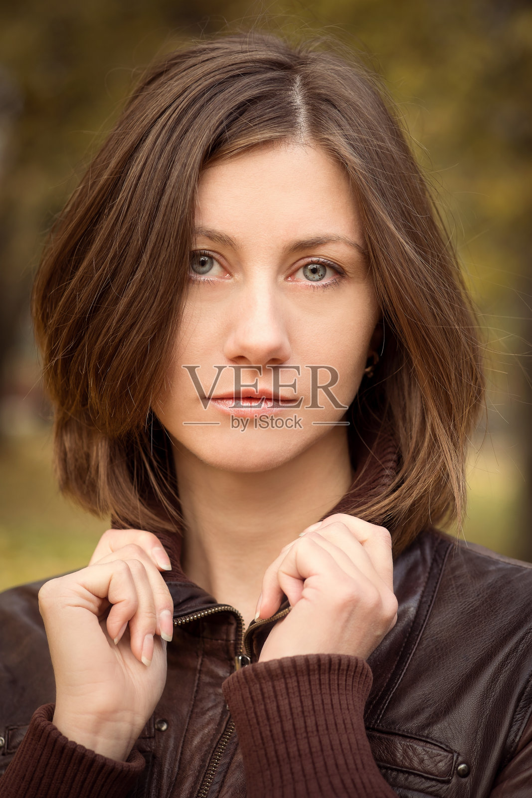 年轻漂亮的女孩时尚户外特写肖像照片摄影图片