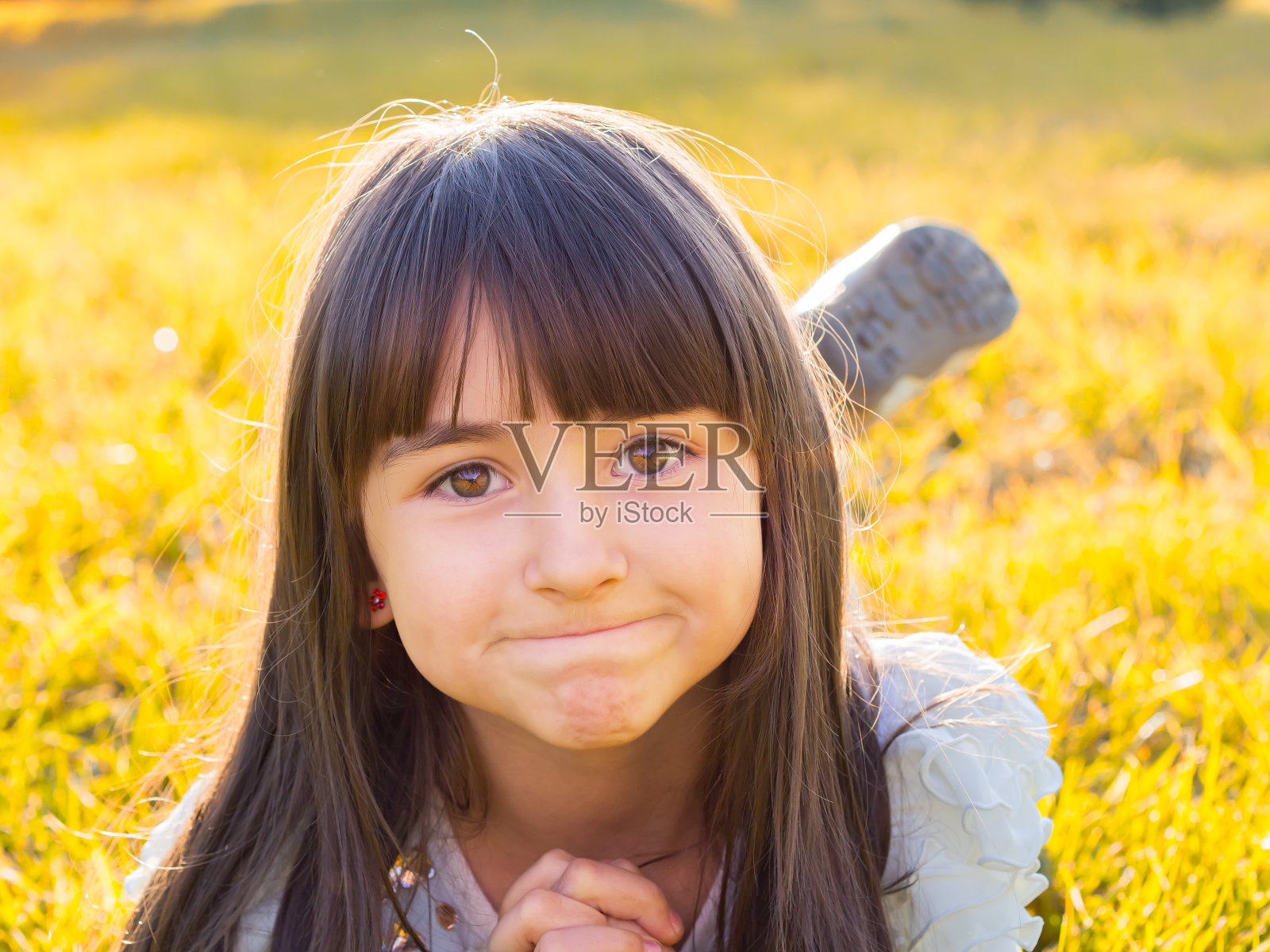 秋天公园里的孩子照片摄影图片