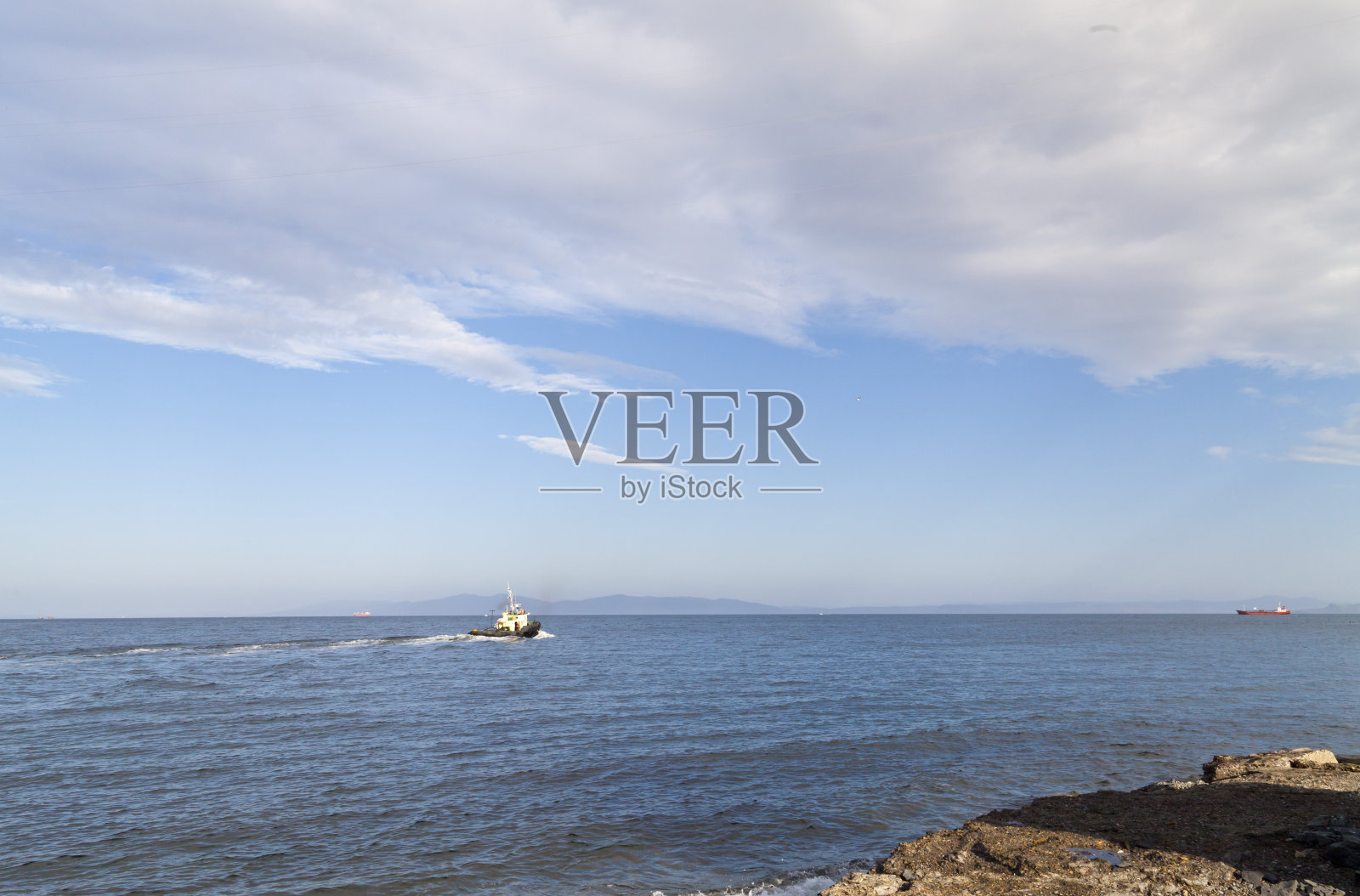 海上的船照片摄影图片