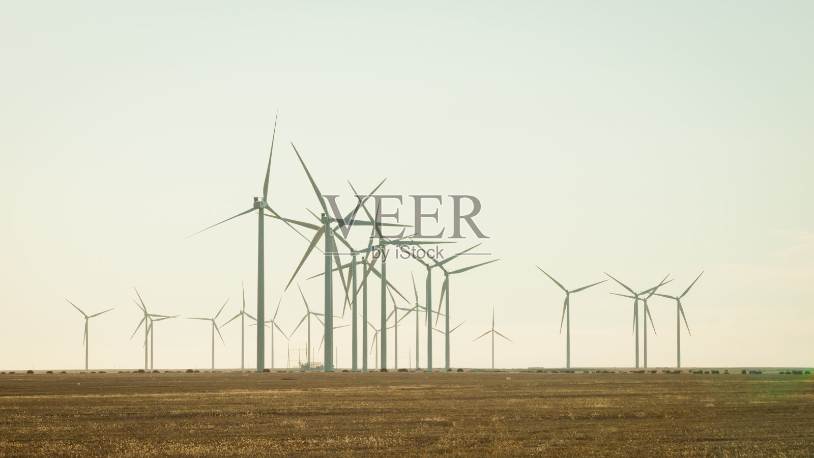 风力涡轮机的农场照片摄影图片