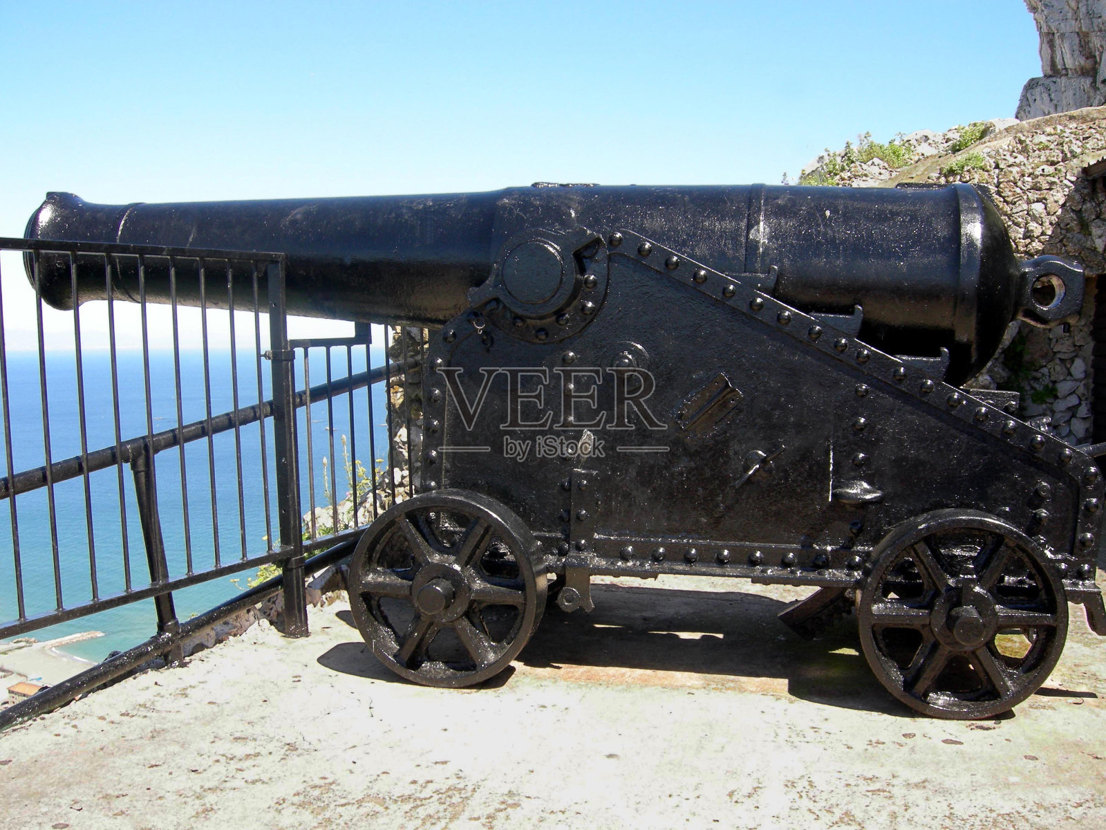 直布罗陀岩石上的大炮照片摄影图片