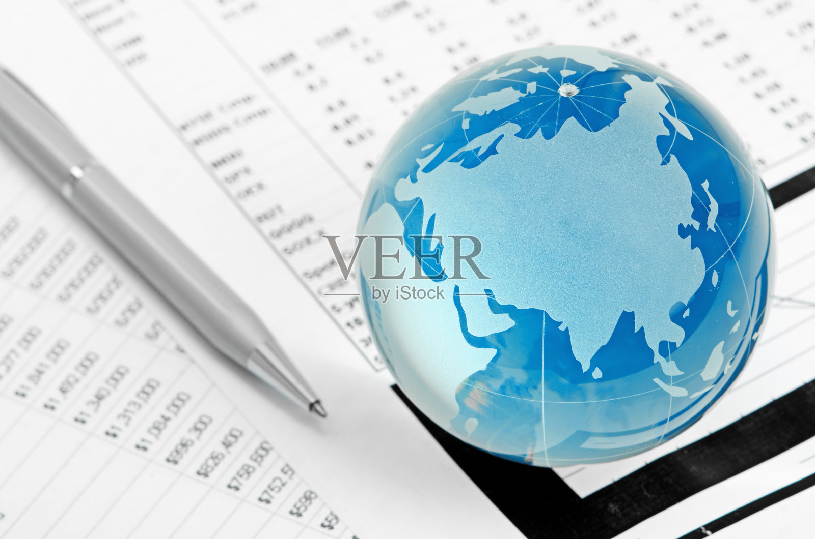 金融上的玻璃球和笔照片摄影图片