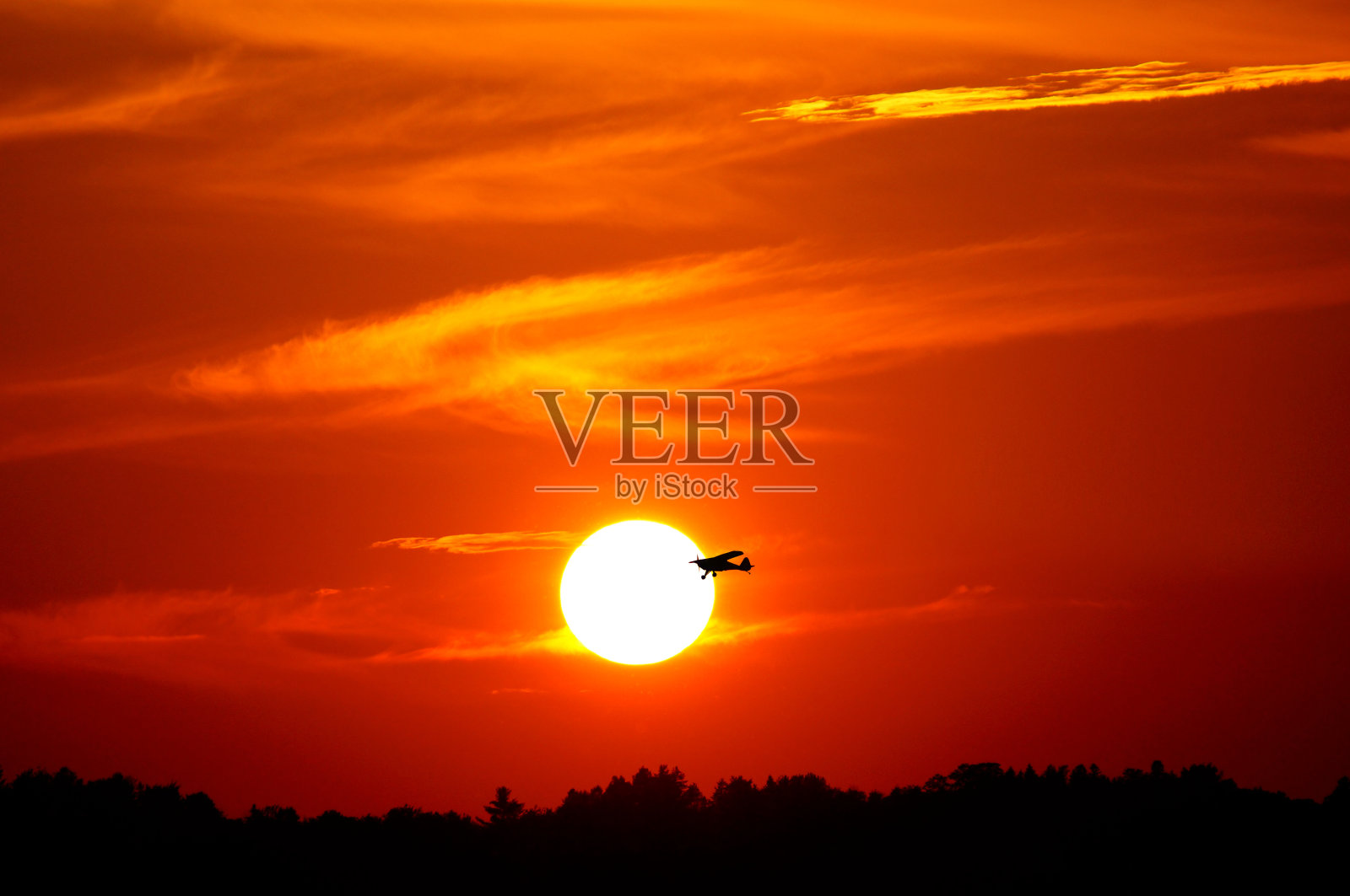 美丽的日落与飞机越过山脉照片摄影图片