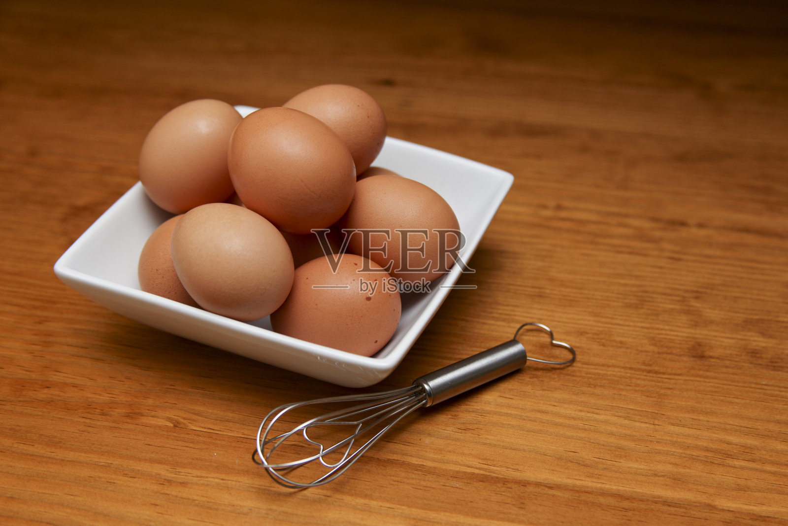 棕色的鸡蛋在白色的方形碗照片摄影图片