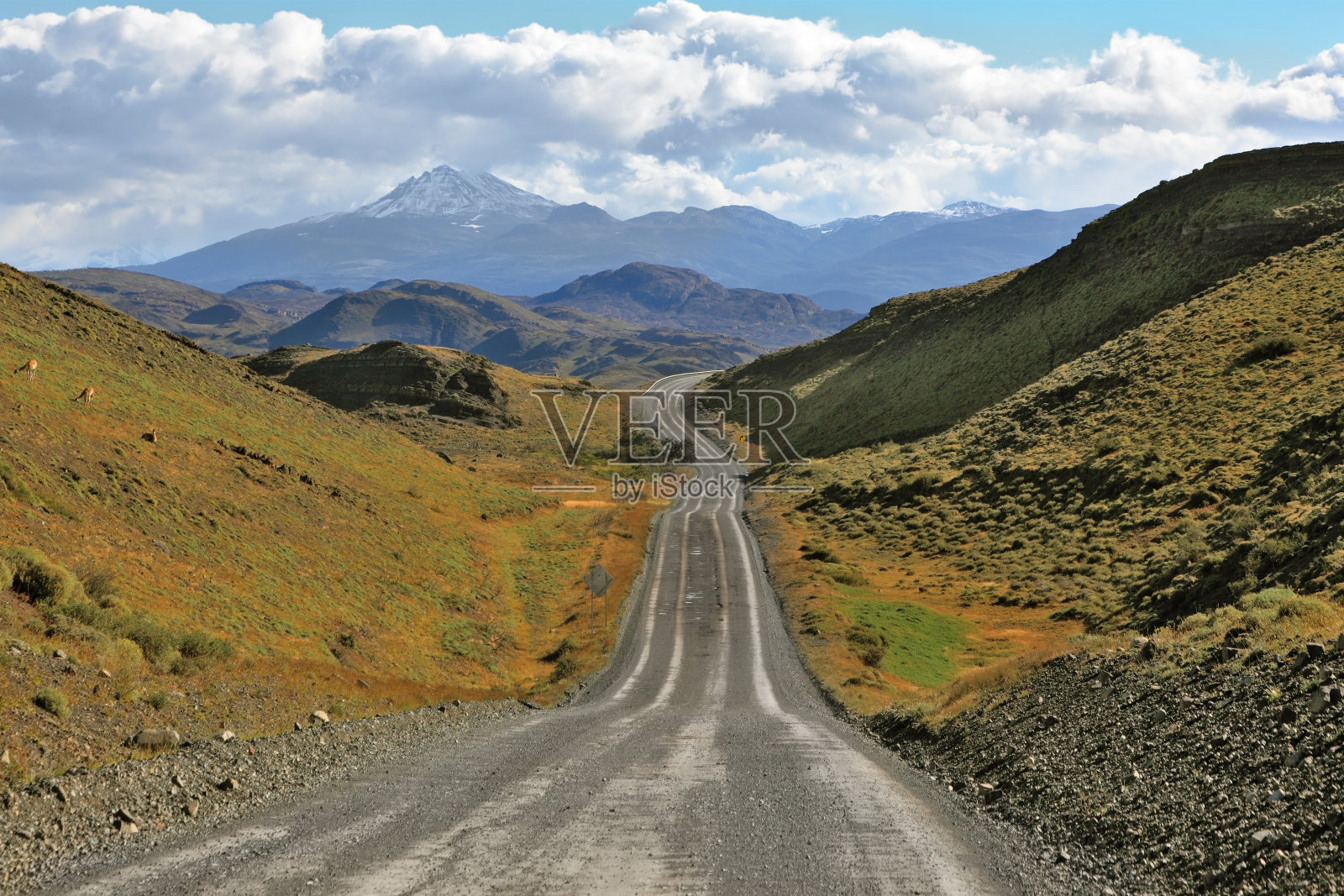 砾石路蜿蜒于群山之间照片摄影图片