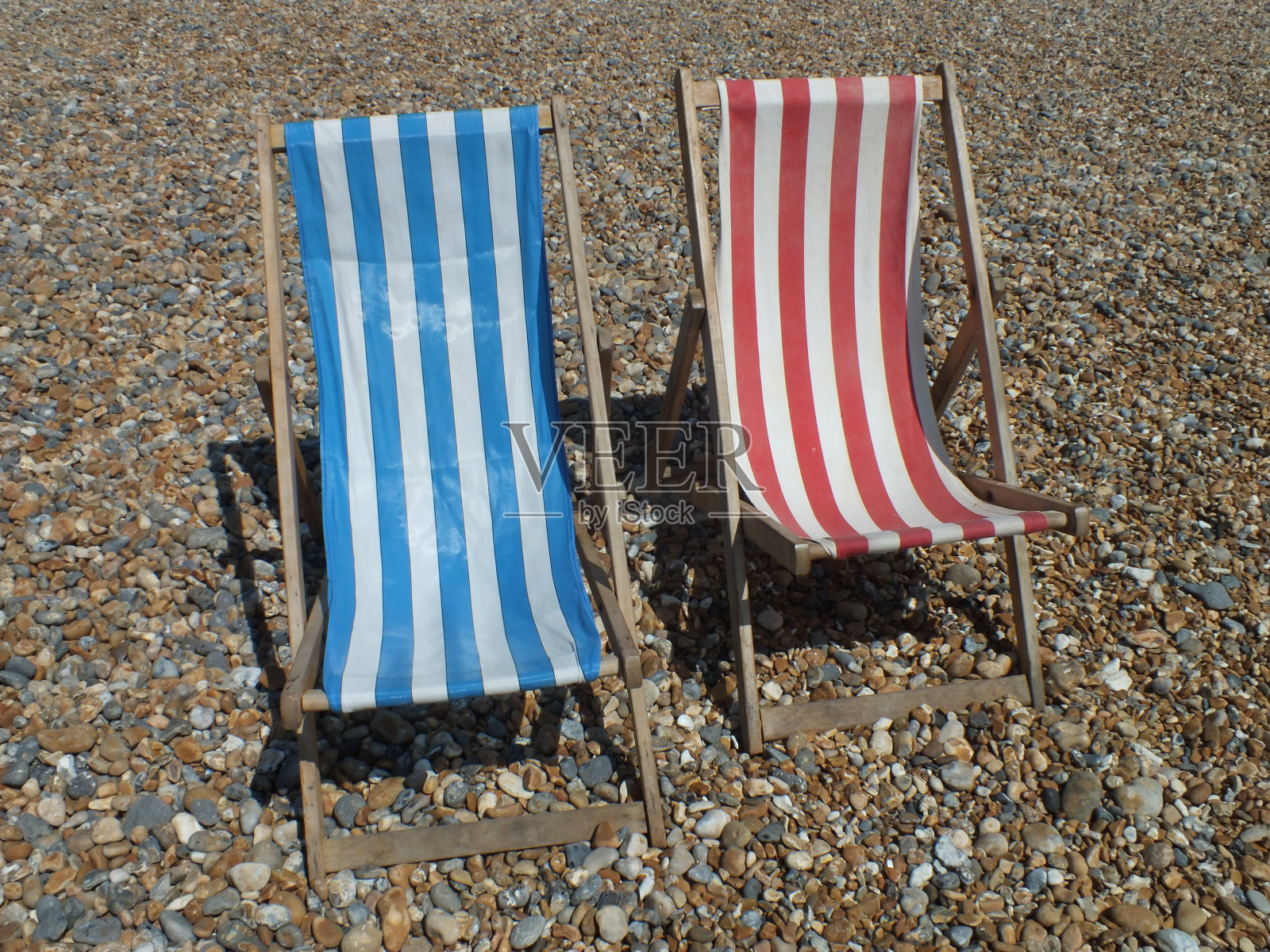 布莱顿海滩上的椅子照片摄影图片