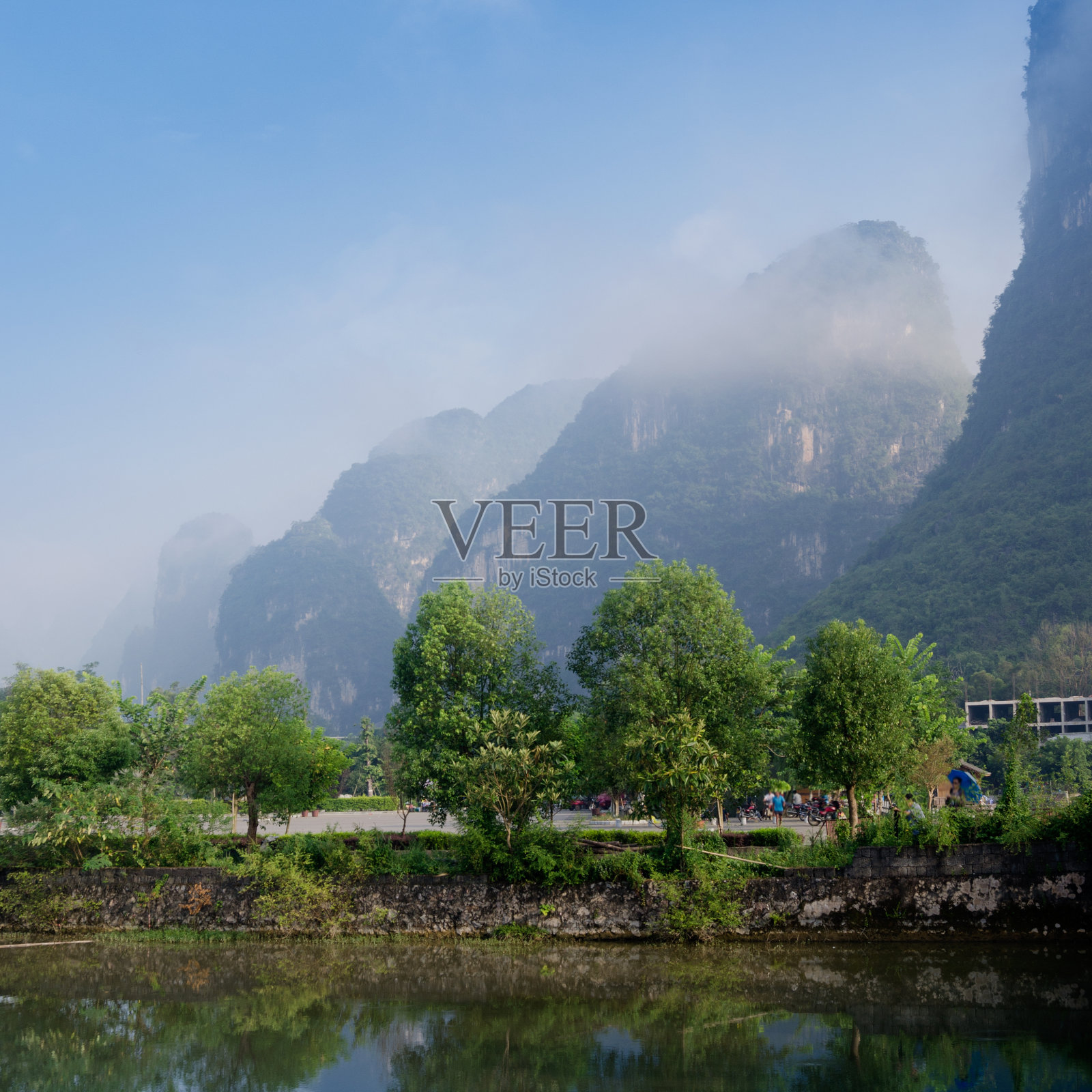 美丽的玉龙河喀斯特山景观照片摄影图片