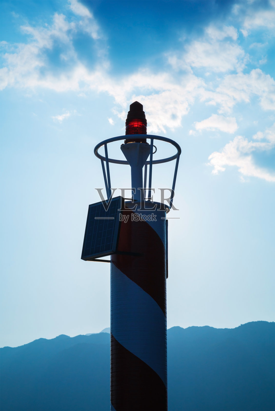 深蓝色多云的天空上，红色灯塔的小灯笼照片摄影图片