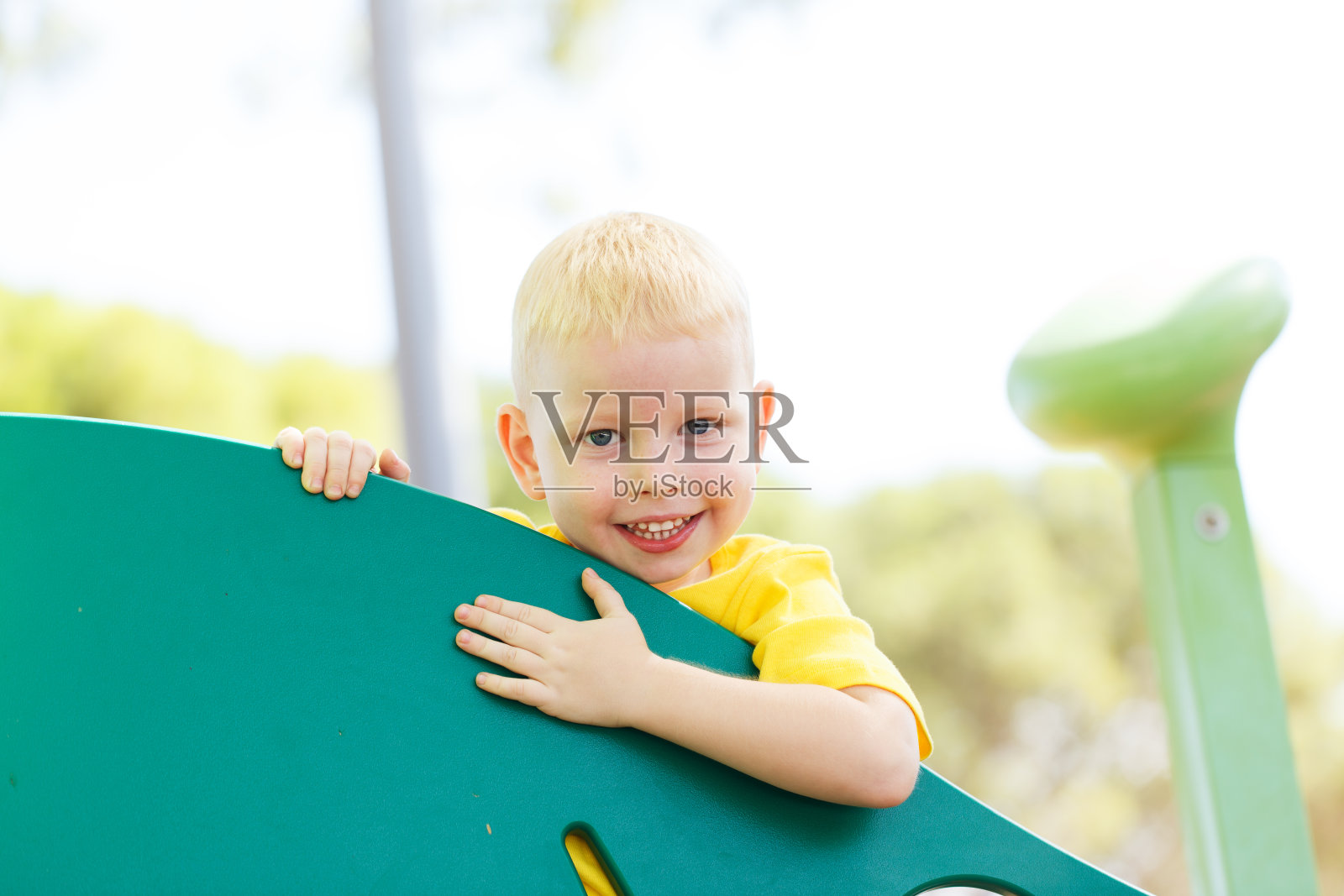 小男孩在操场上微笑照片摄影图片