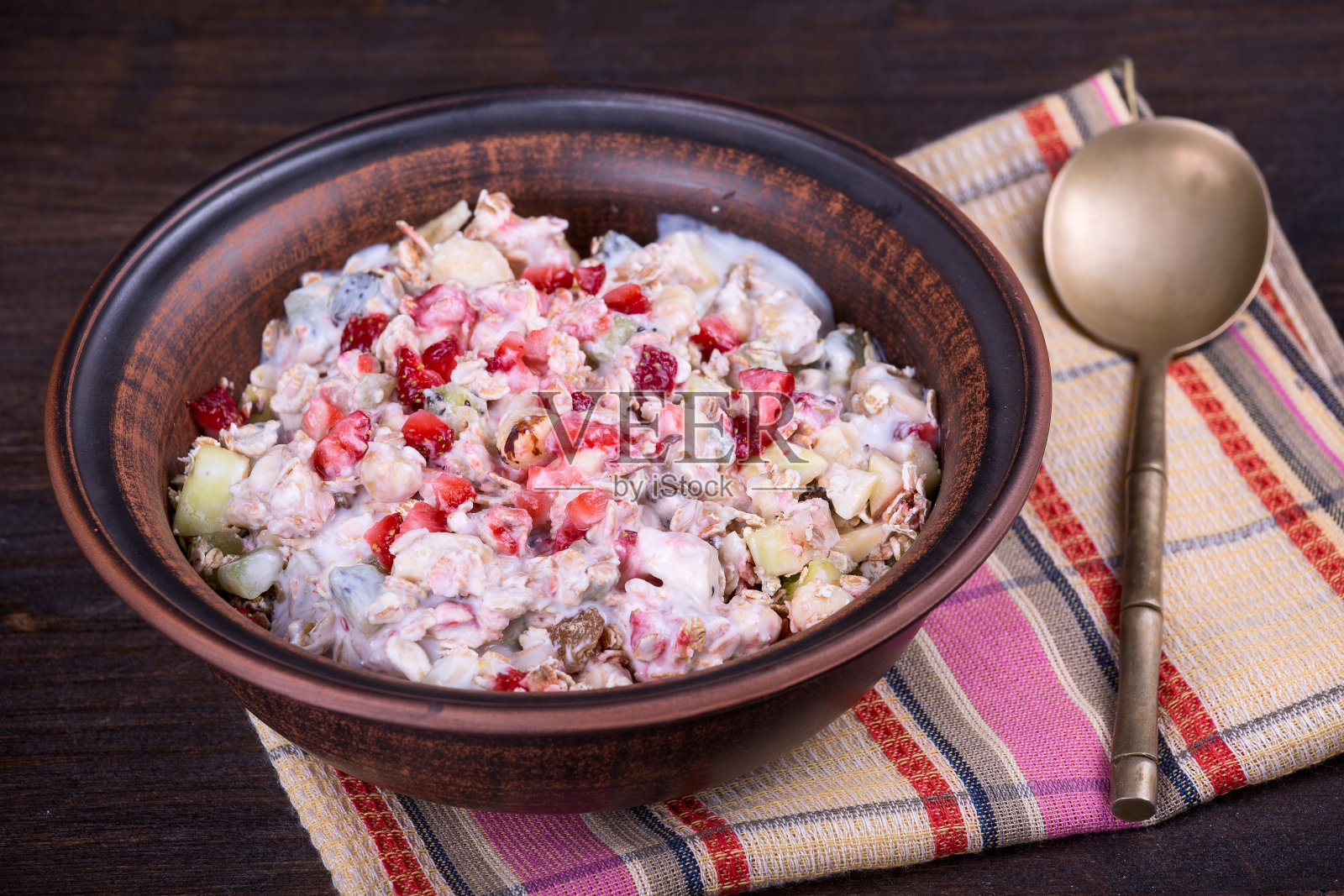 有浆果和水果的什锦麦片照片摄影图片