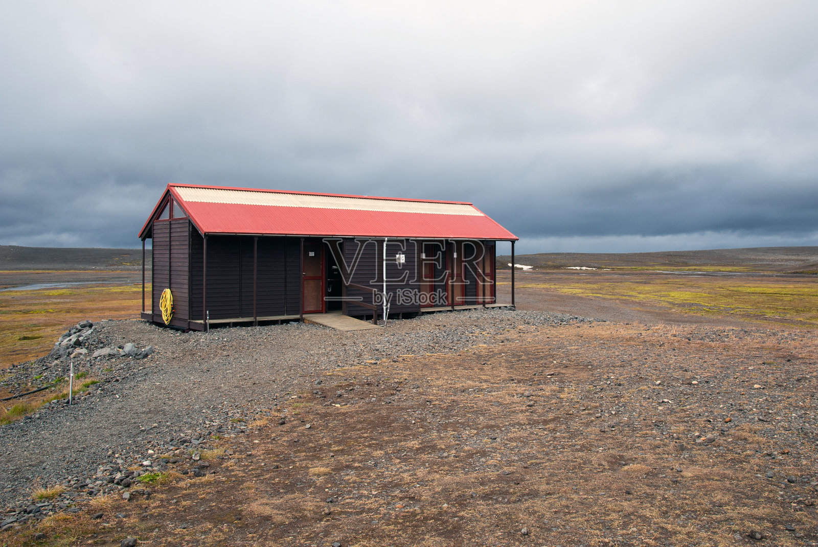 冰岛，通过荒野高原照片摄影图片