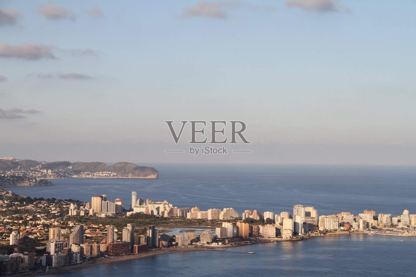 海景与顶天建筑照片摄影图片