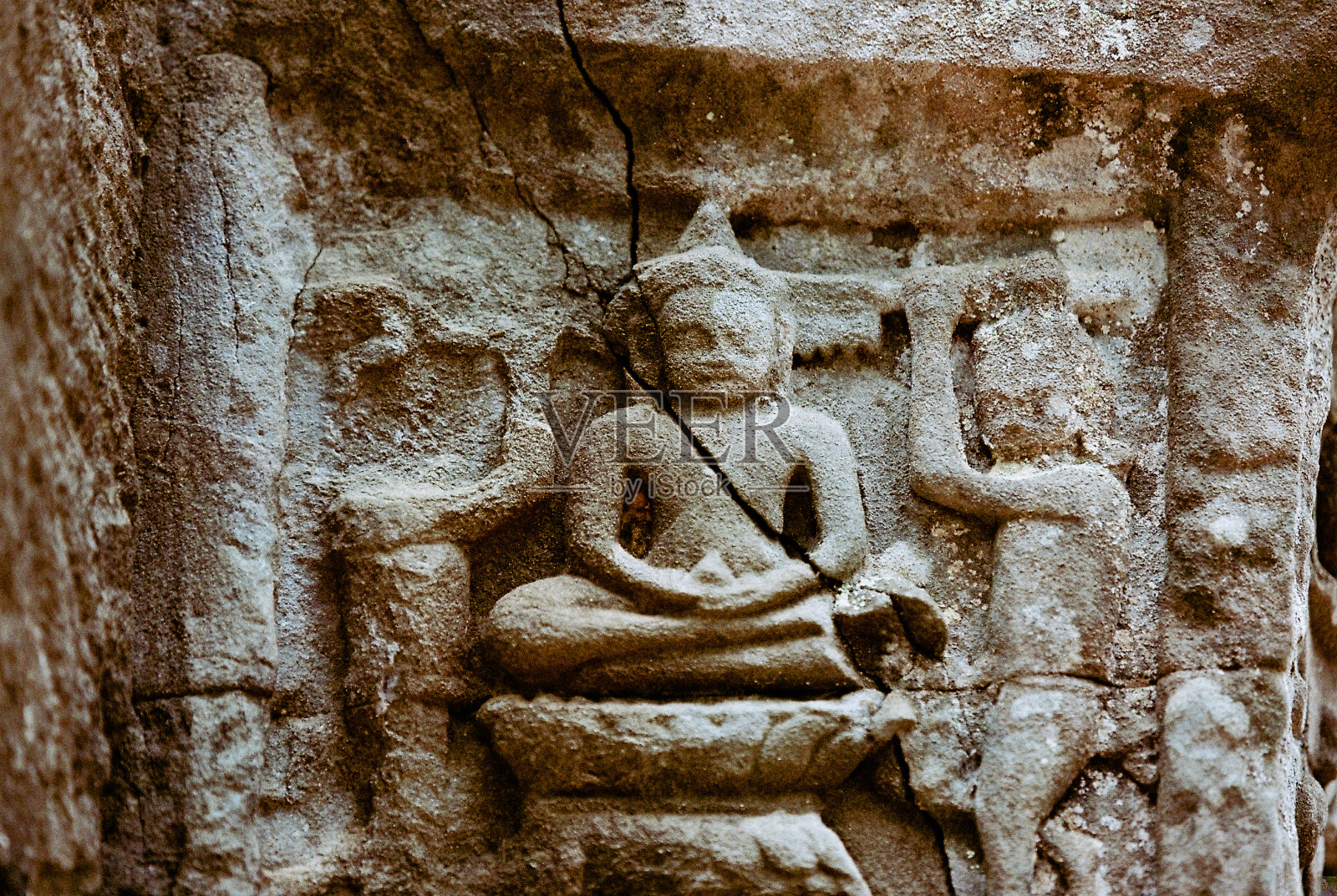 在塔普隆寺，只有佛像从人类的毁灭中幸存下来照片摄影图片