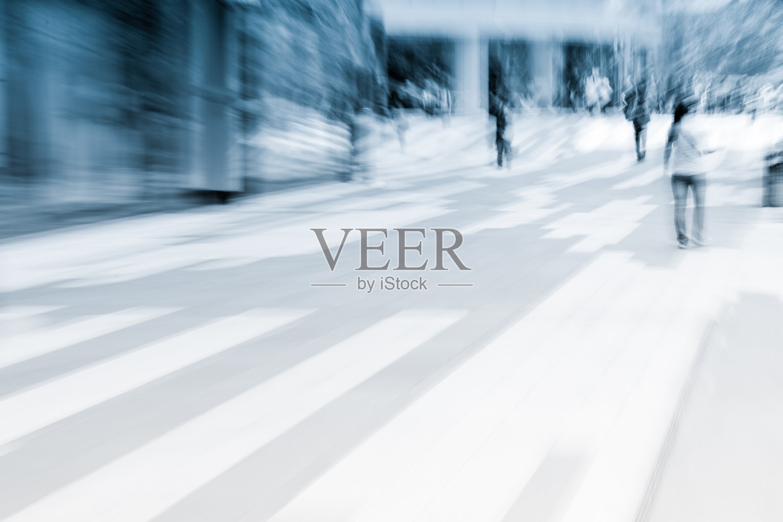 人们在城市街道上照片摄影图片