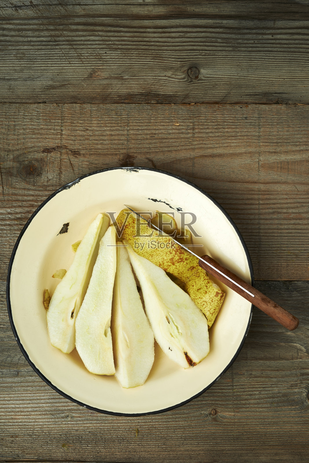 盘子里的梨照片摄影图片