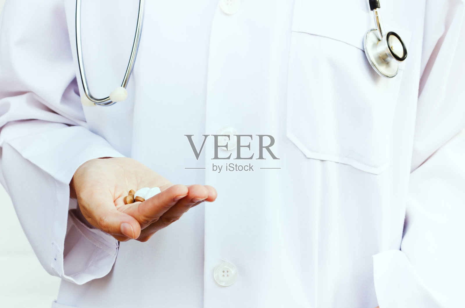 医生在给你开药照片摄影图片