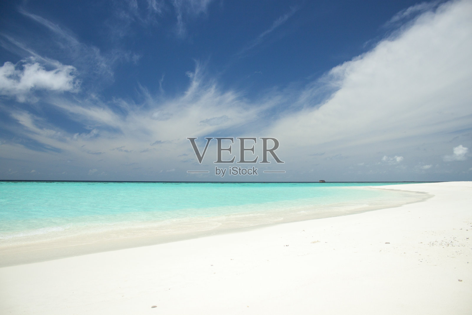 晶莹剔透的大海，蓝天和白云照片摄影图片