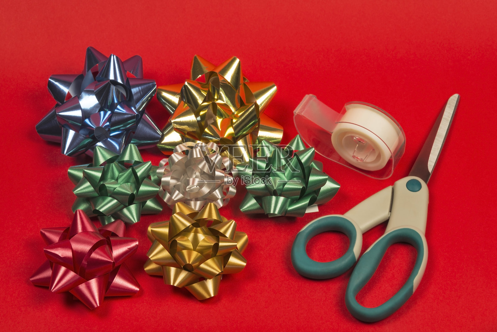 礼品包装用品孤立在红色背景上照片摄影图片